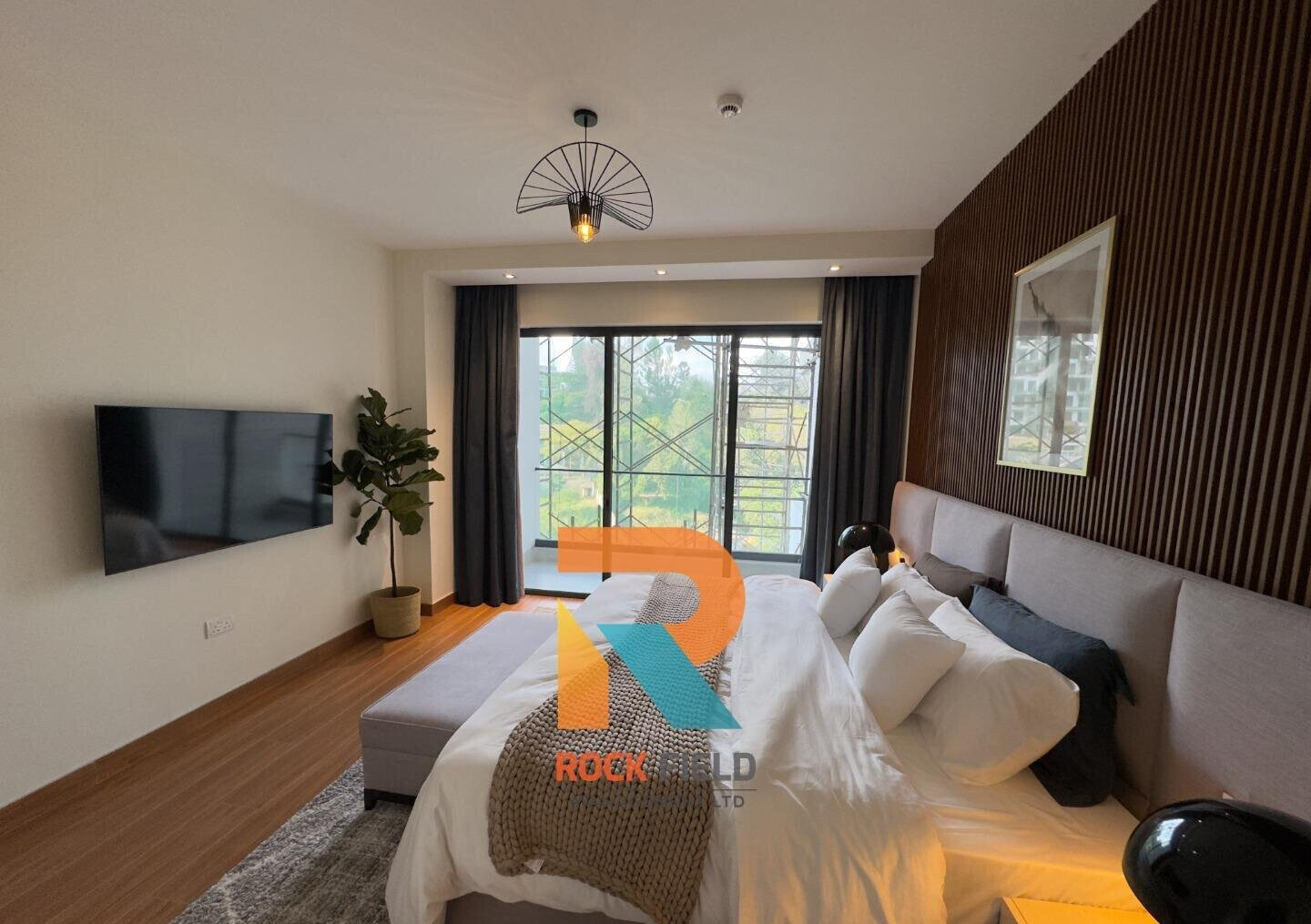 4BR Penthouse with Private Rooftop Terrace – Riverside