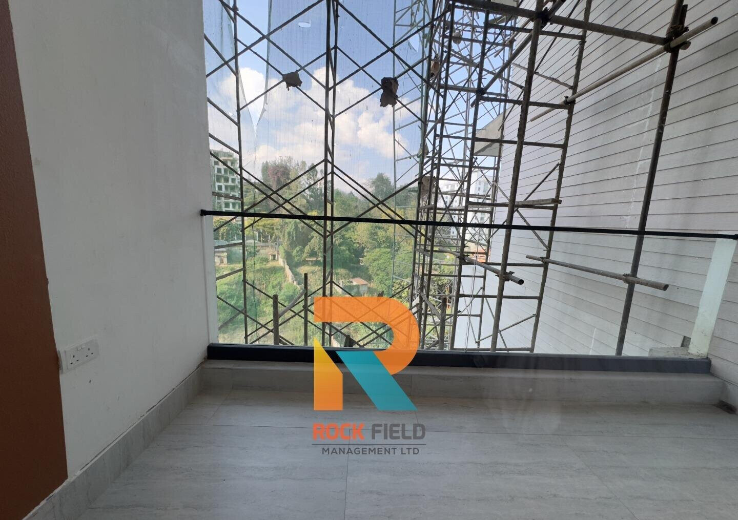 4BR Penthouse with Private Rooftop Terrace – Riverside