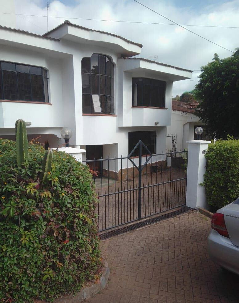 5BR Townhouse in Exclusive 24-Home Gated Estate - Riverside