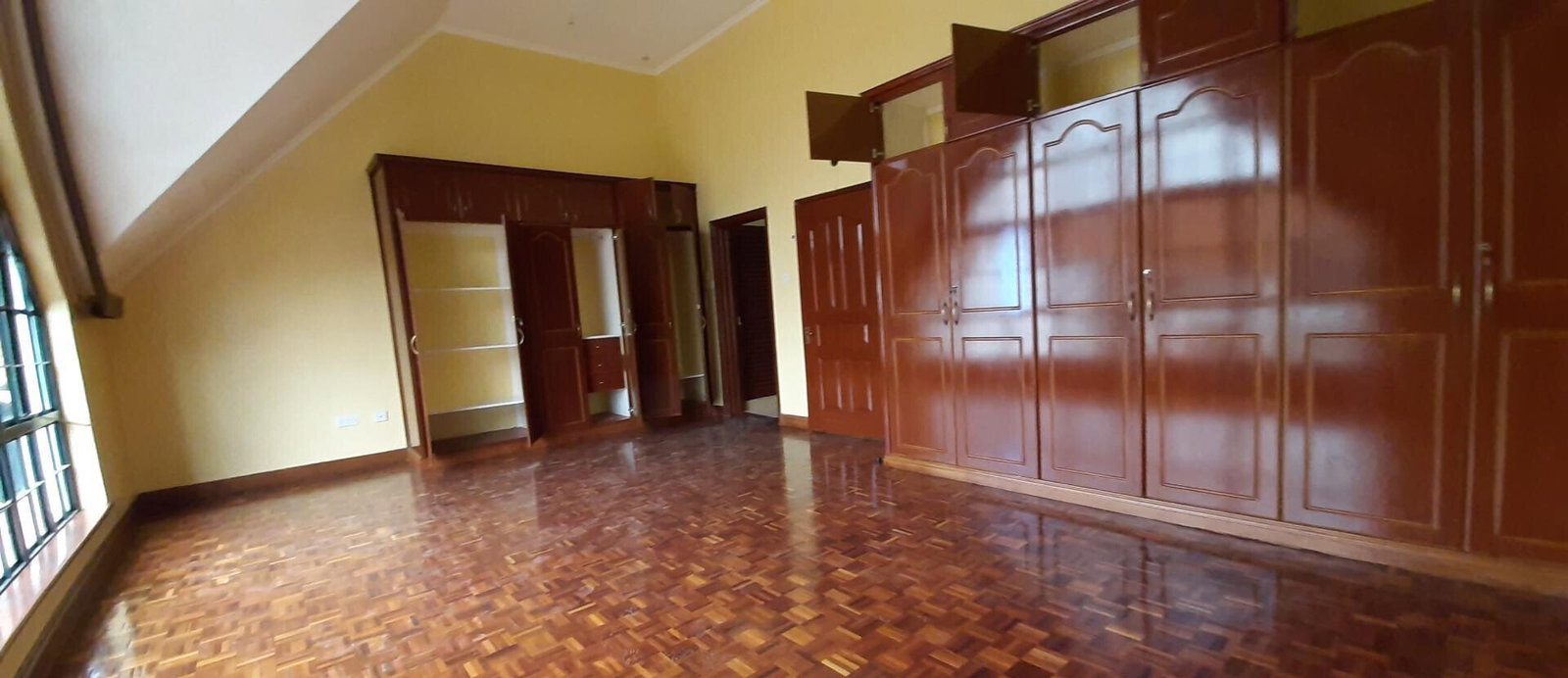 4BR Townhouse with DSQ & Wooden Floors - Westlands