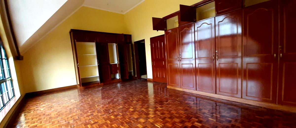 4BR Townhouse with DSQ & Wooden Floors - Westlands