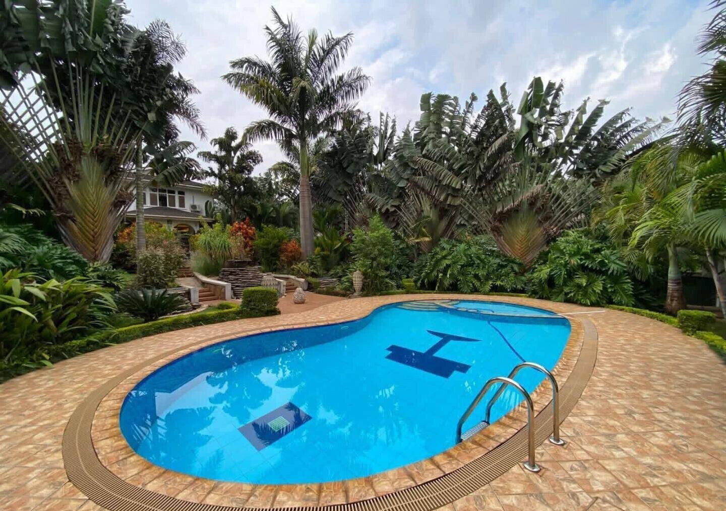 Half Acre 4BR Haven at KSh 580K