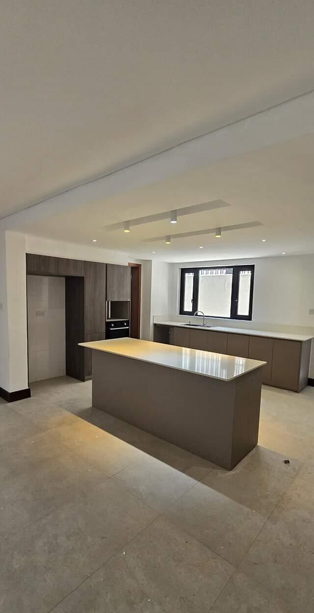 5 En-Suite Townhouse with Lift & Solar - Walk to ISK, Kitisuru