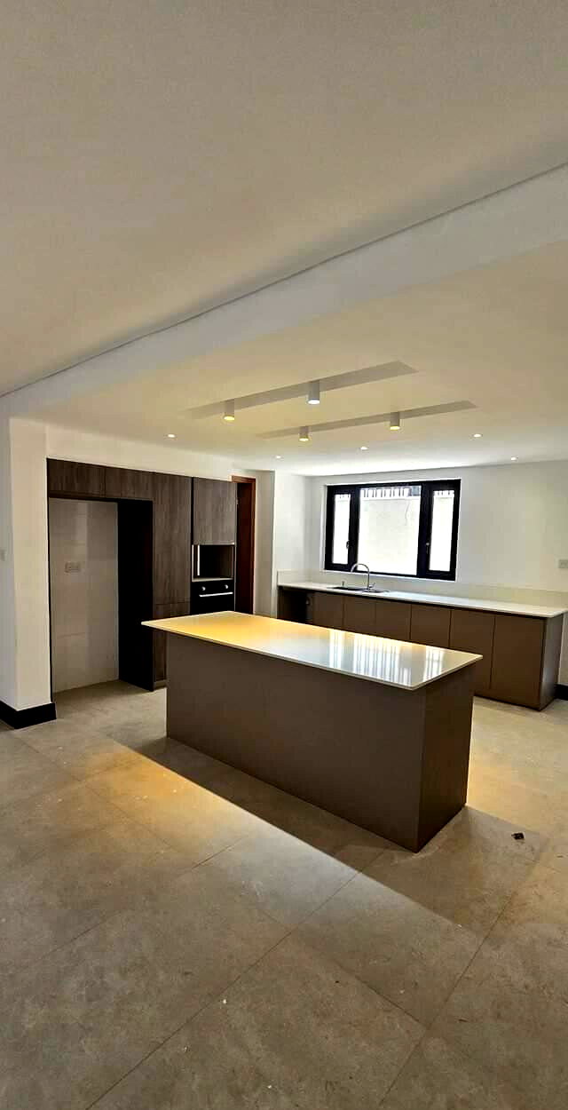 5 En-Suite Townhouse with Lift & Solar - Walk to ISK, Kitisuru