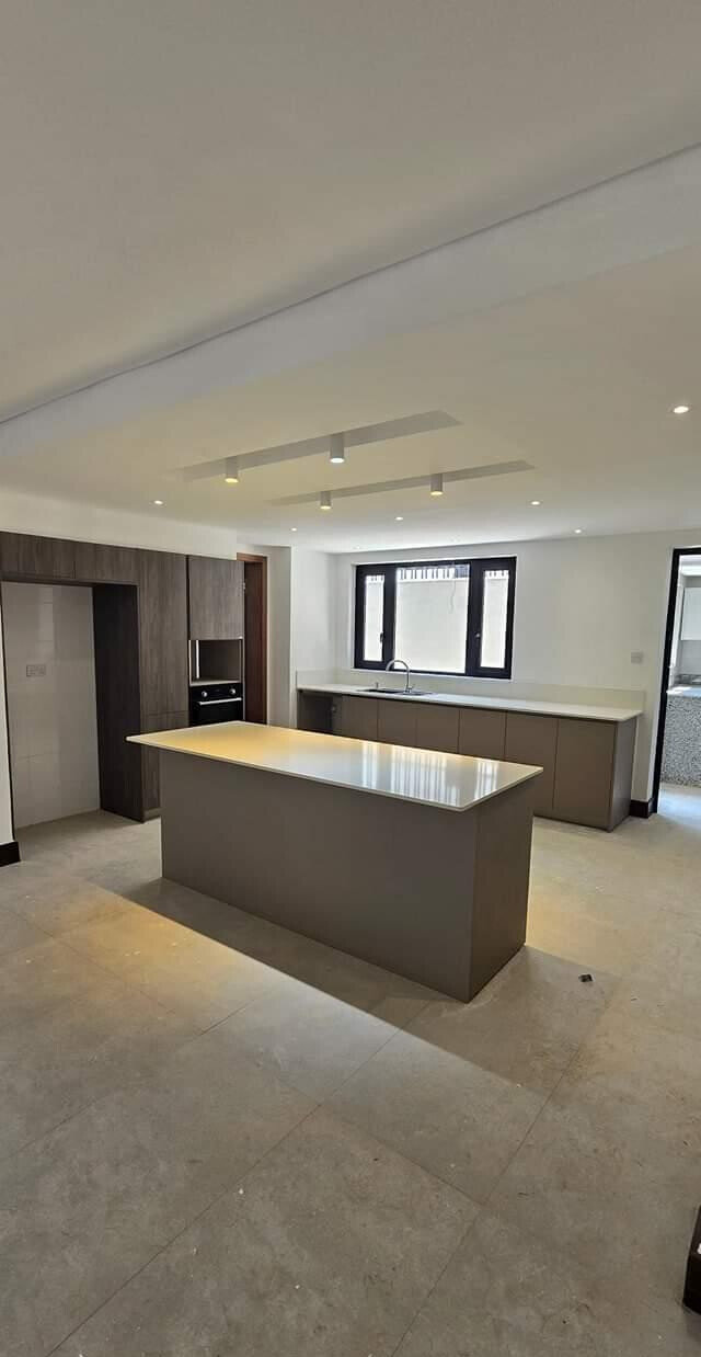 5 En-Suite Townhouse with Lift & Solar - Walk to ISK, Kitisuru