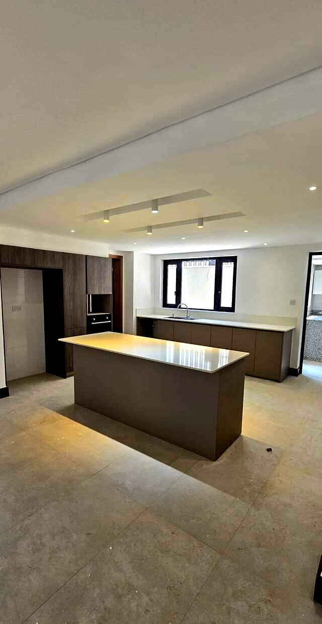5 En-Suite Townhouse with Lift & Solar - Walk to ISK, Kitisuru