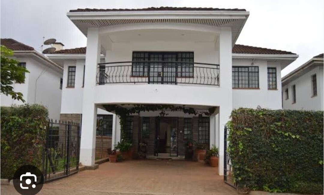 4BR Townhouse with Fireplace & Pool Access - Westlands