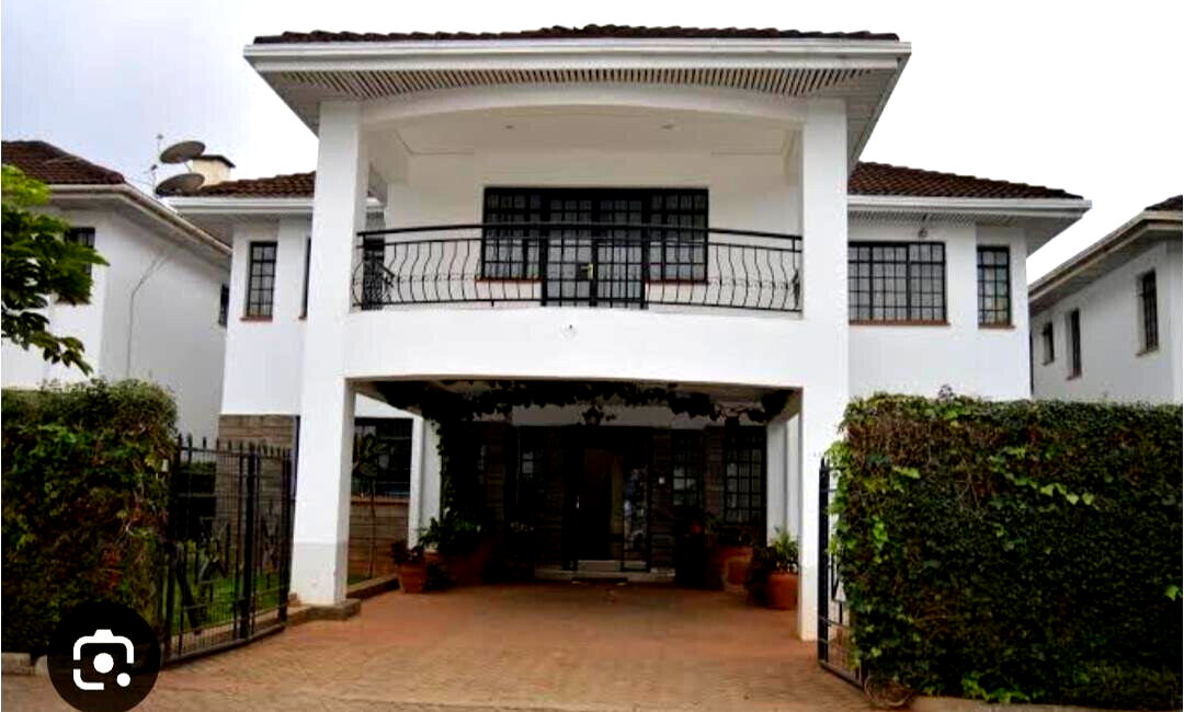 4BR Townhouse with Fireplace & Pool Access - Westlands