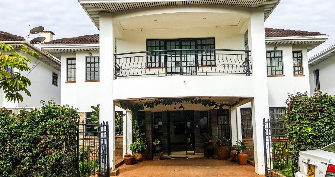 4BR Townhouse with Fireplace & Pool Access - Westlands