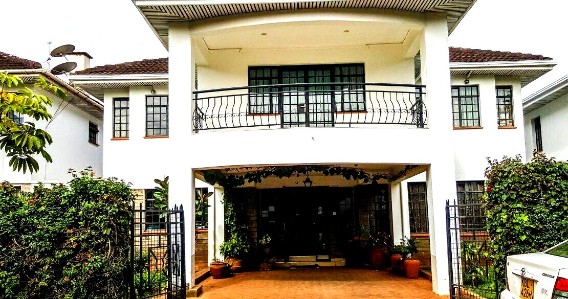 4BR Townhouse with Fireplace & Pool Access - Westlands
