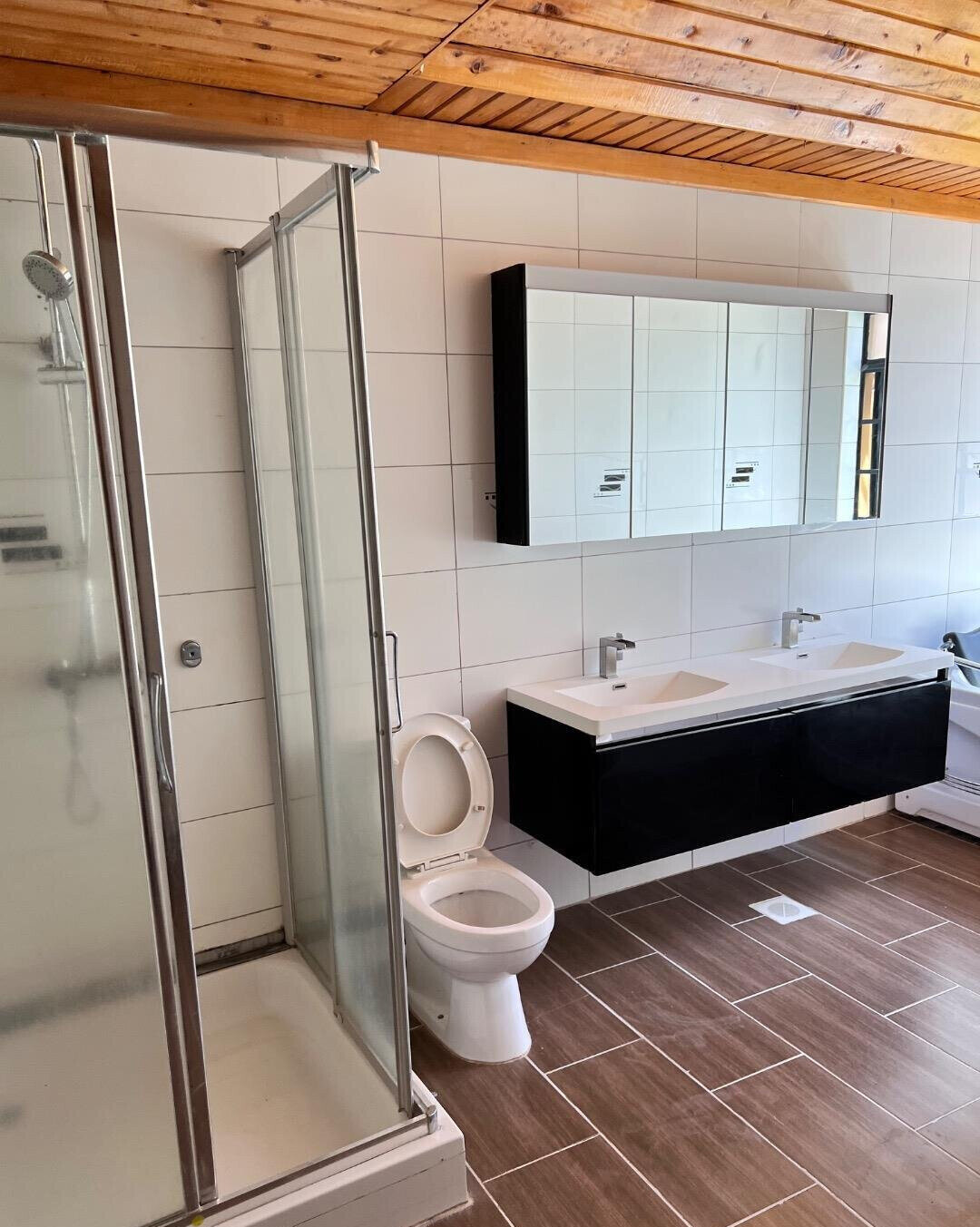 4BR All-Ensuite Villa with Pool & Jacuzzi – Redhill, Limuru Rd