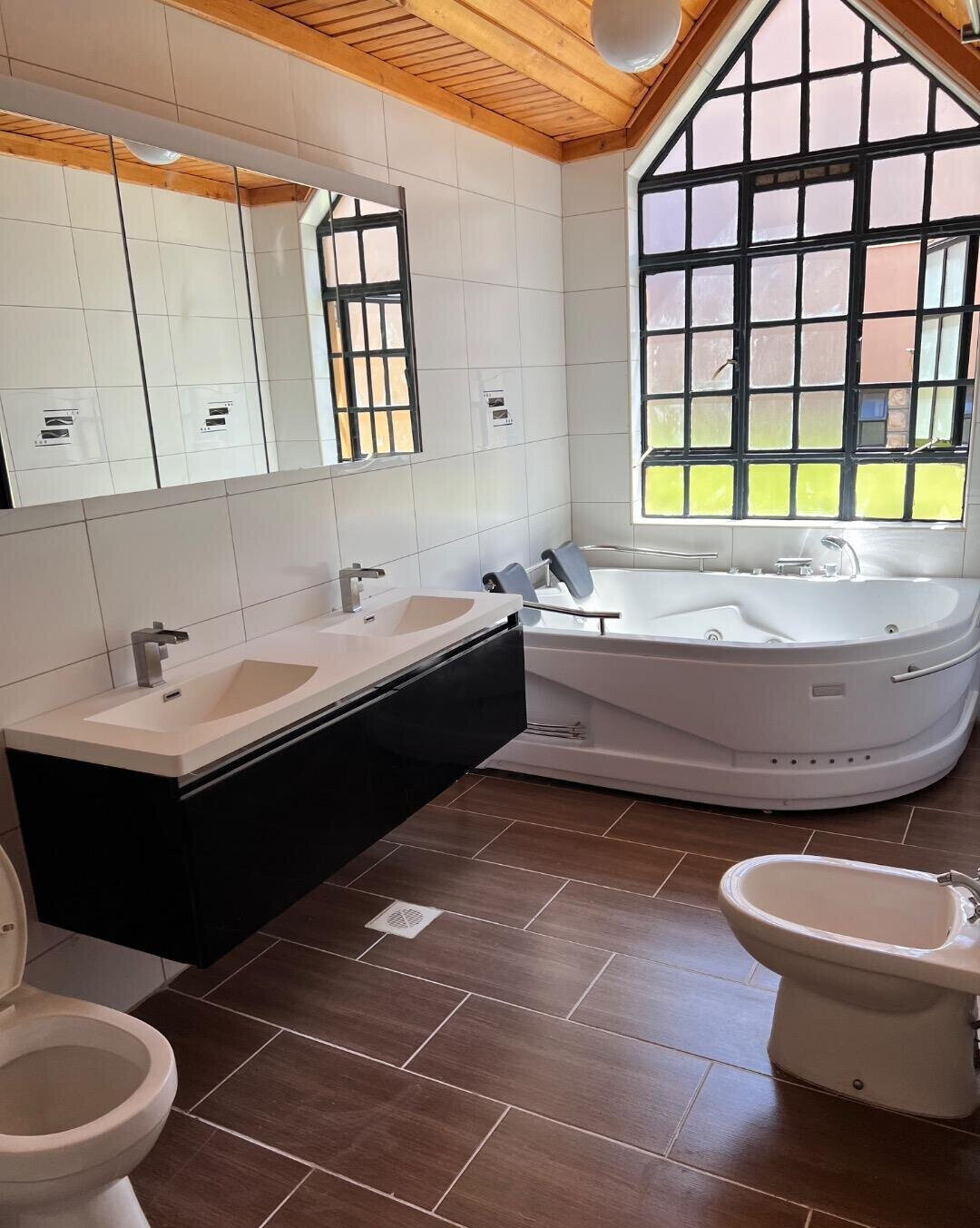 4BR All-Ensuite Villa with Pool & Jacuzzi – Redhill, Limuru Rd