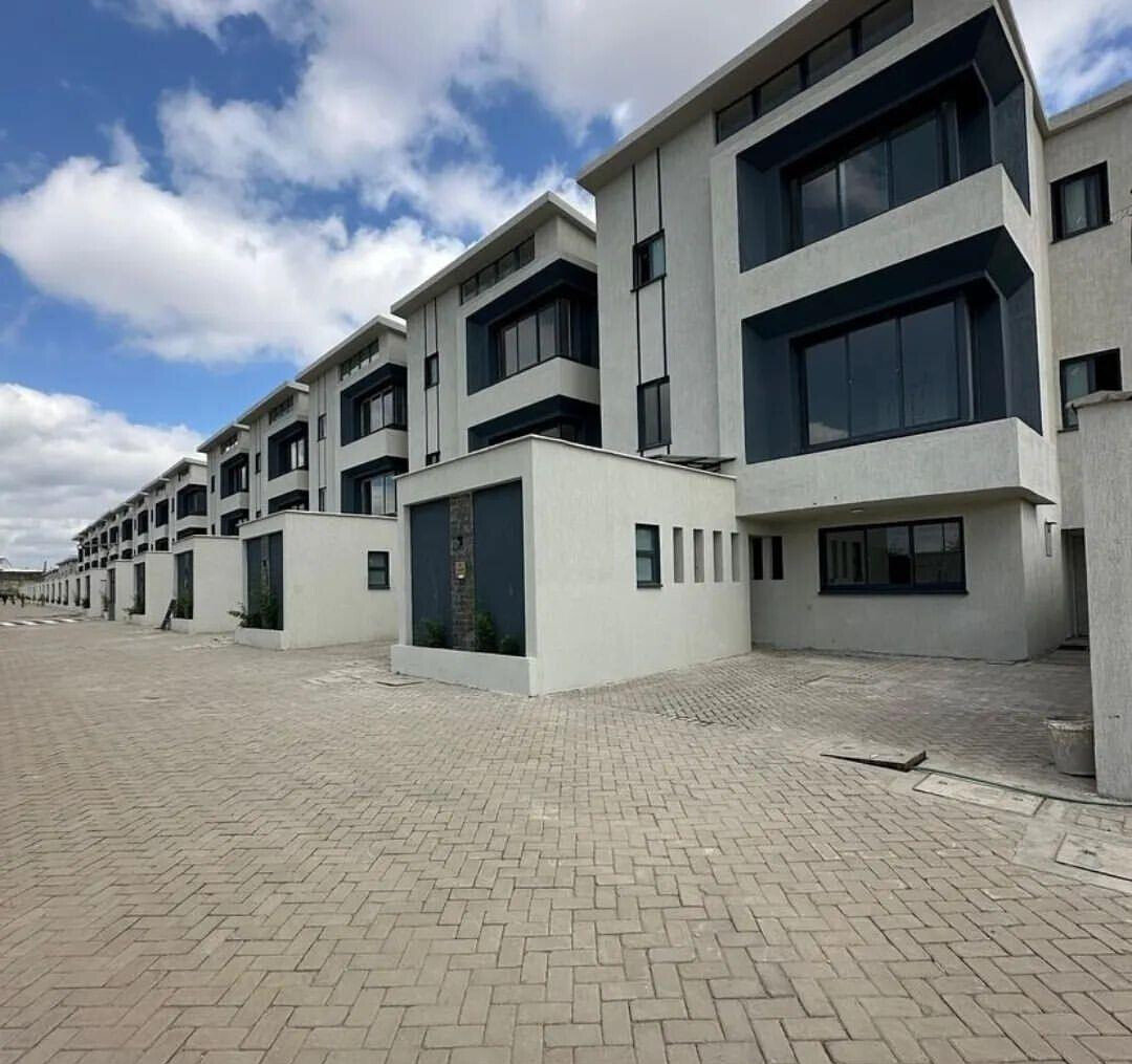 4BR Townhouse with DSQ & Backyard Garden - South C Gated