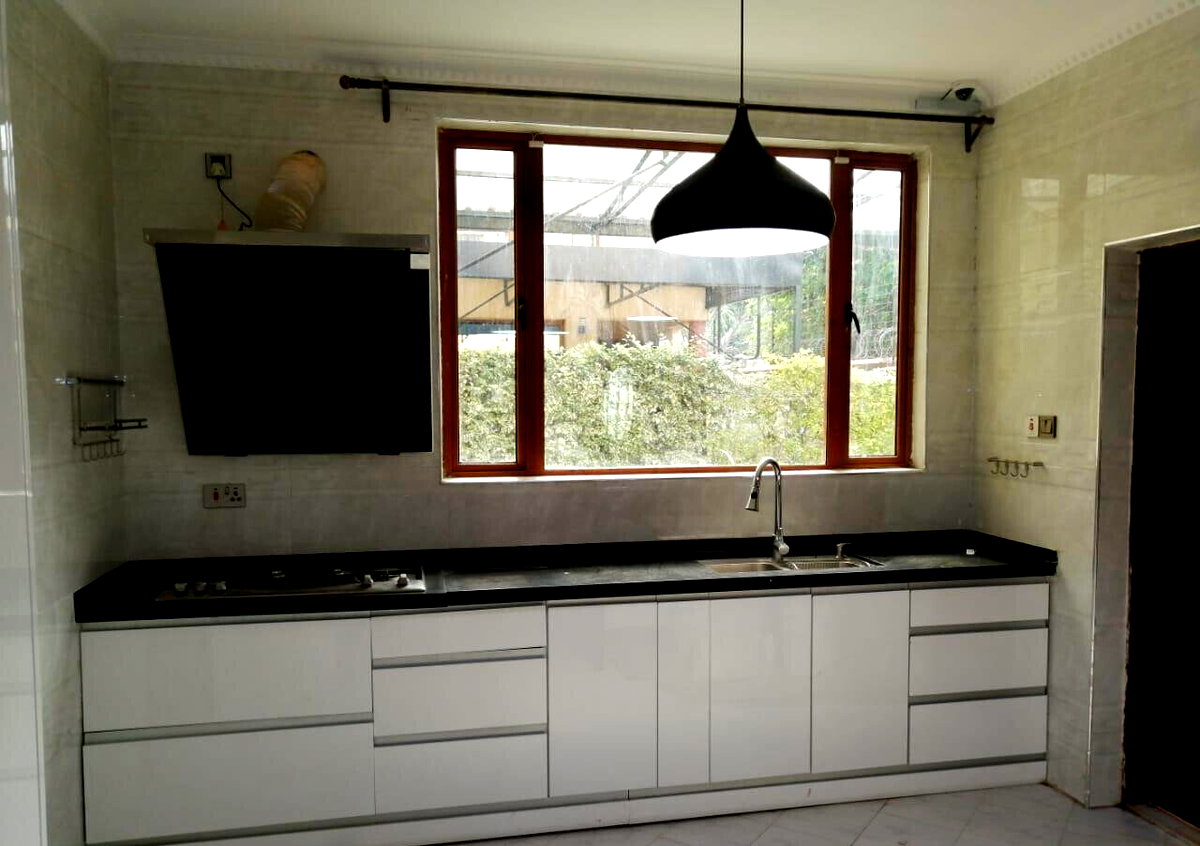 Cosy 5-Bed Villa with Jacuzzi & Solar - Lavington