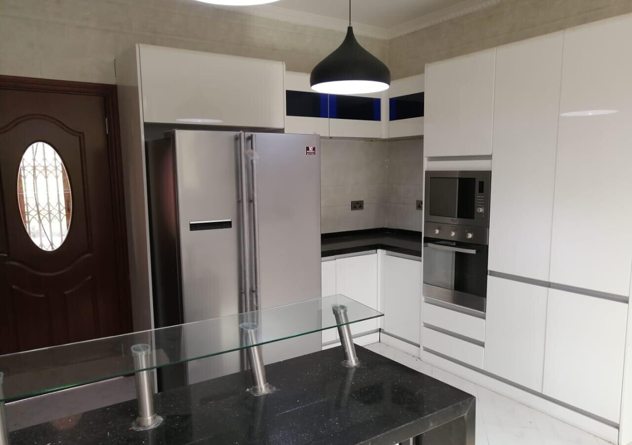 Cosy 5-Bed Villa with Jacuzzi & Solar - Lavington