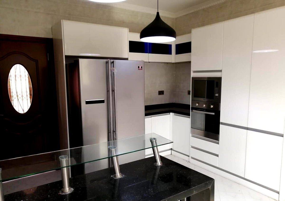 Cosy 5-Bed Villa with Jacuzzi & Solar - Lavington