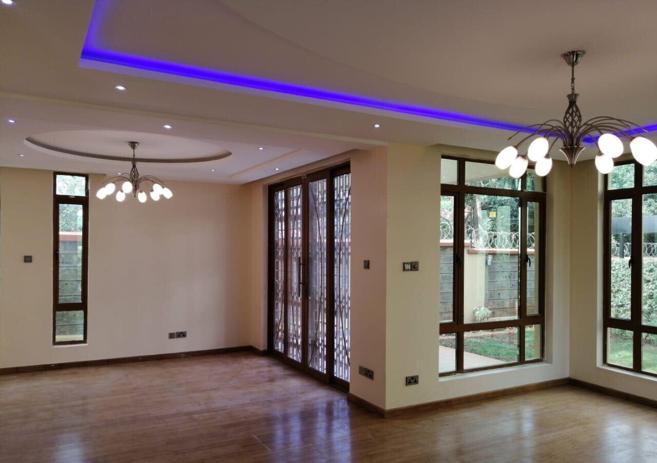 Cosy 5-Bed Villa with Jacuzzi & Solar - Lavington
