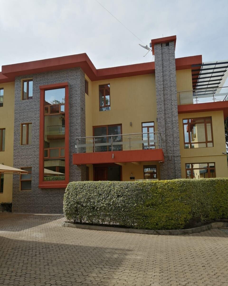 Cosy 5-Bed Villa with Jacuzzi & Solar - Lavington