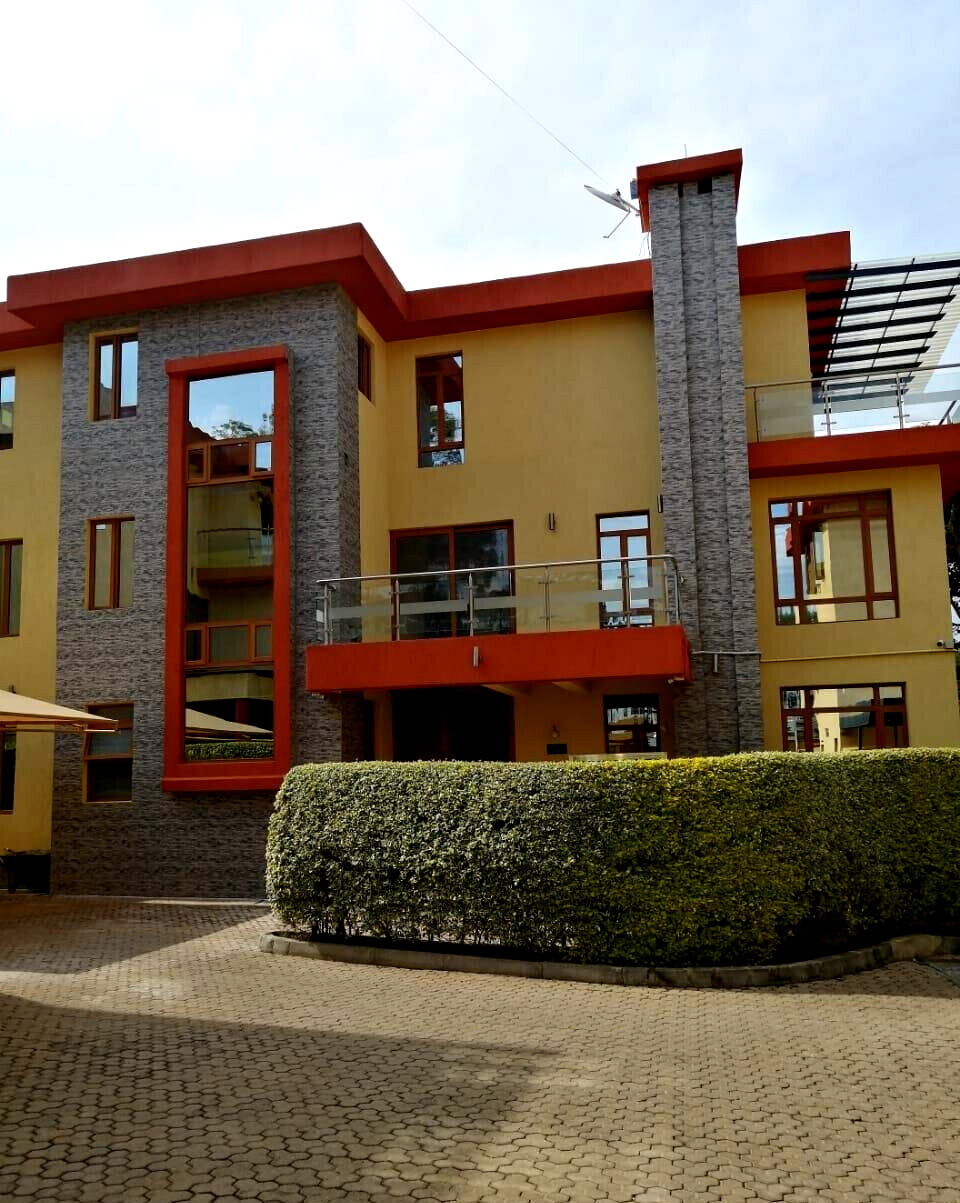 Cosy 5-Bed Villa with Jacuzzi & Solar - Lavington