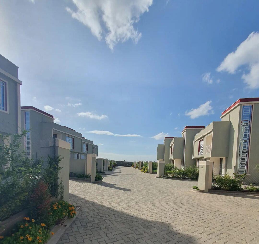 3BR Townhouse with Rooftop Terrace & Cabro Driveway - Kitengela