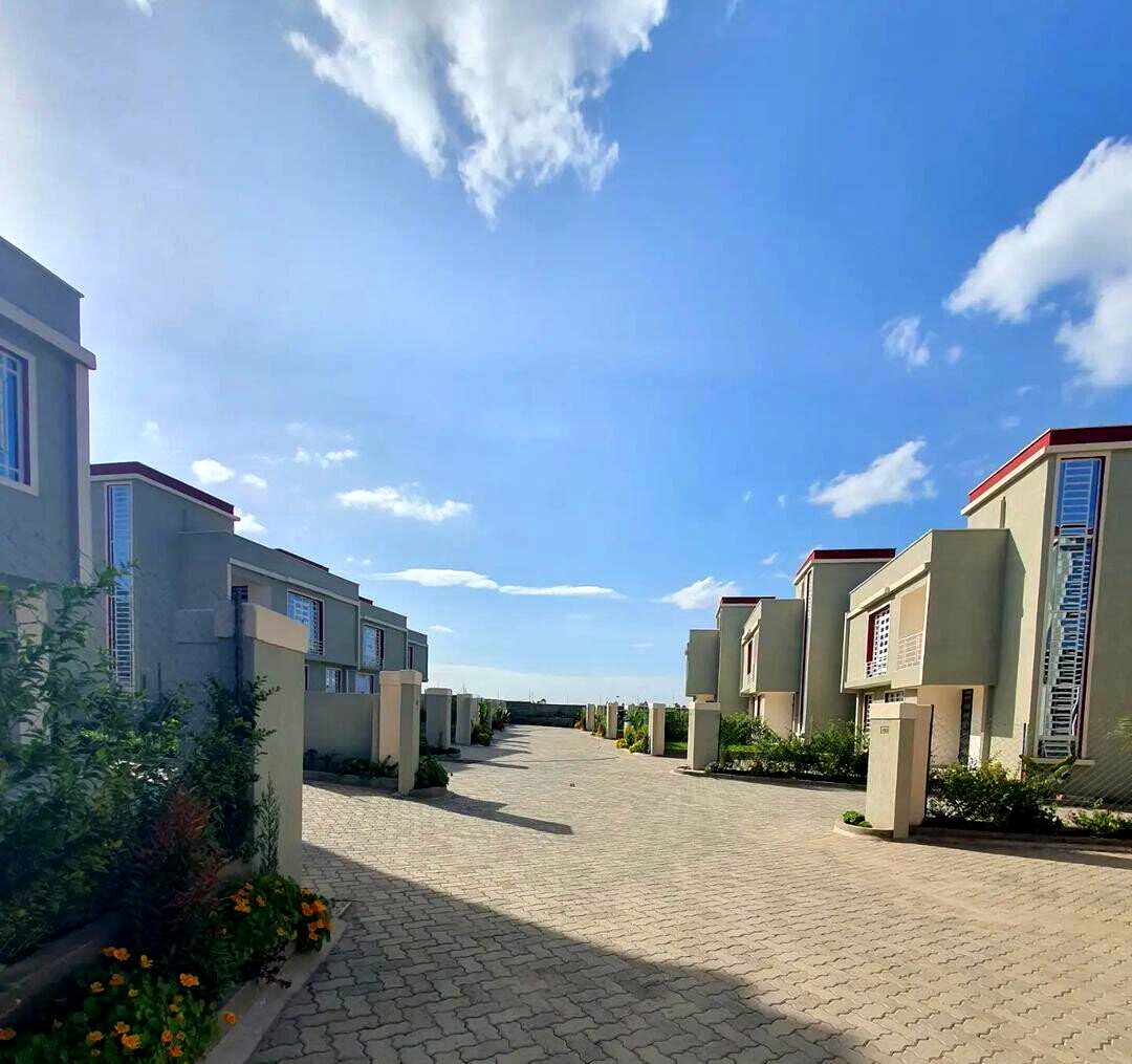 3BR Townhouse with Rooftop Terrace & Cabro Driveway - Kitengela
