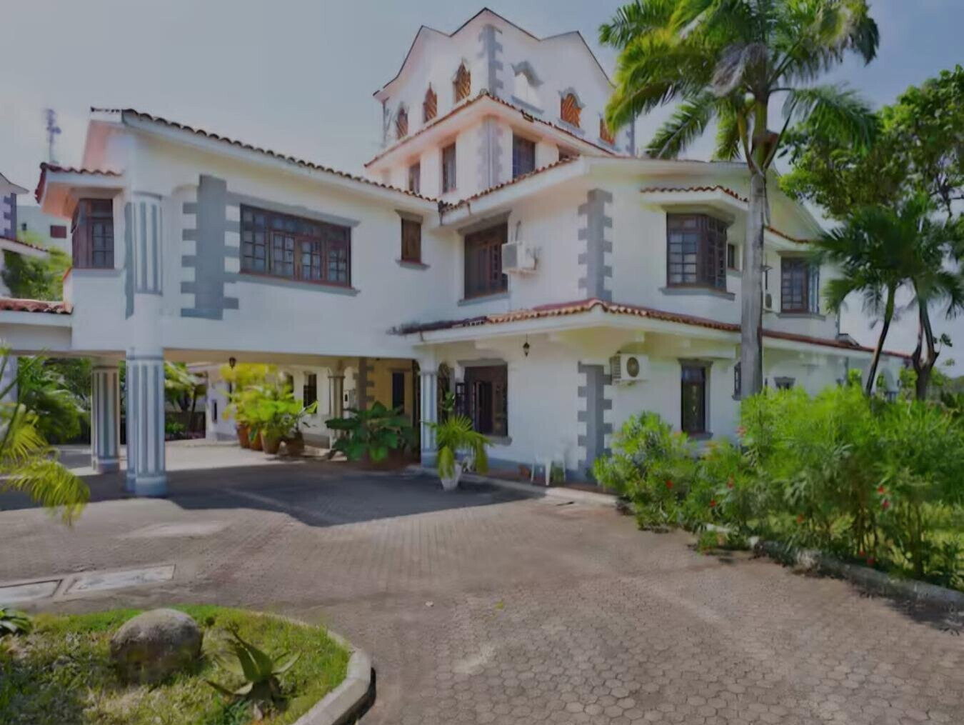 1-Acre Townhouse with Hotel Potential - Shanzu, Nyali