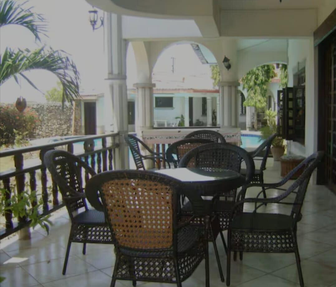 1-Acre Townhouse with Hotel Potential - Shanzu, Nyali