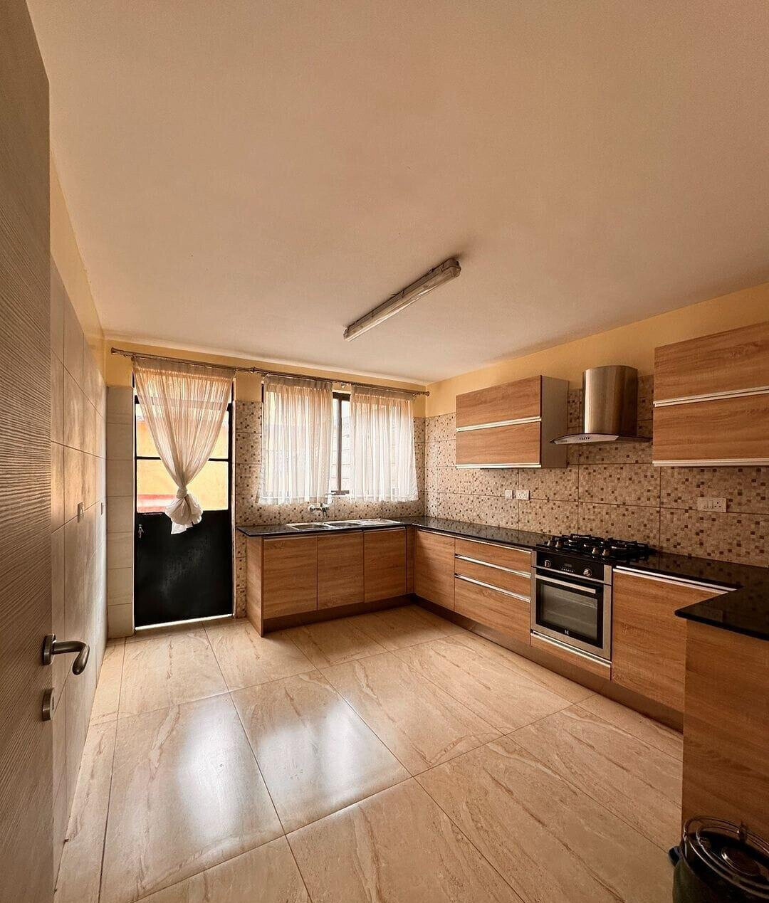 4BR Family Townhouse with Solar Heating - Syokimau