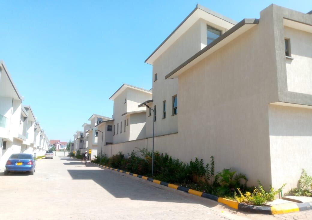 Brand-New 4BR All-Ensuite Townhouse with Study & DSQ - Syokimau