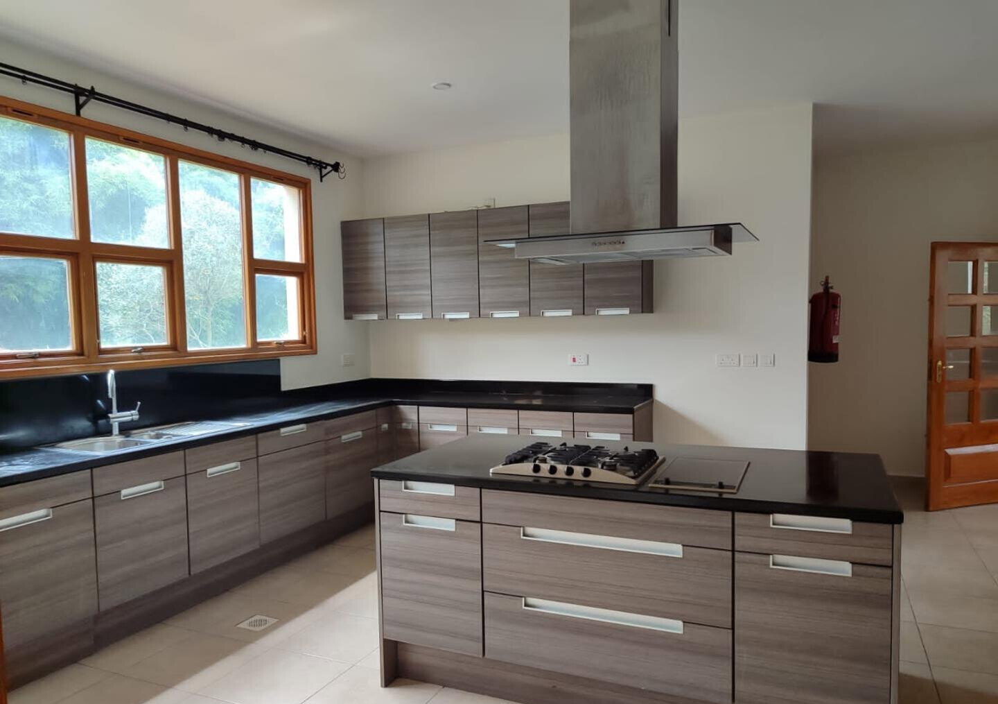 Half-Acre Townhouse with Clubhouse & Backup Power – Karen
