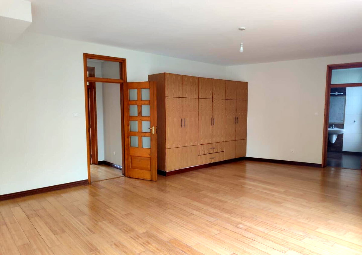 Half-Acre Townhouse with Clubhouse & Backup Power – Karen