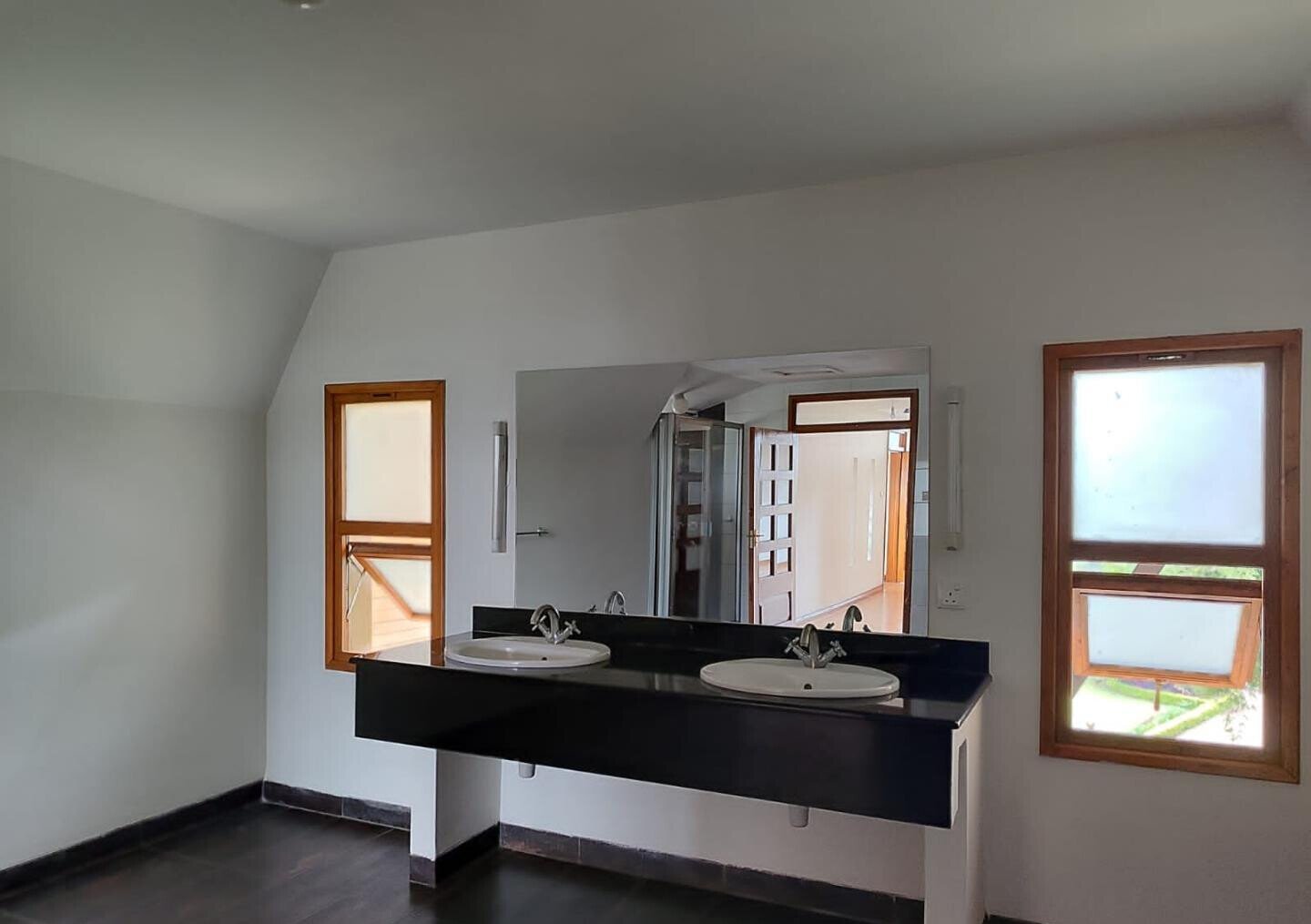 Half-Acre Townhouse with Clubhouse & Backup Power – Karen