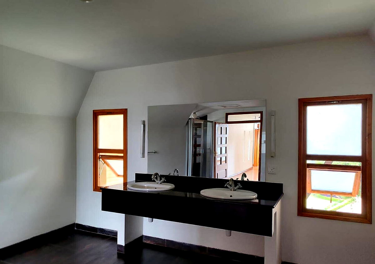 Half-Acre Townhouse with Clubhouse & Backup Power – Karen