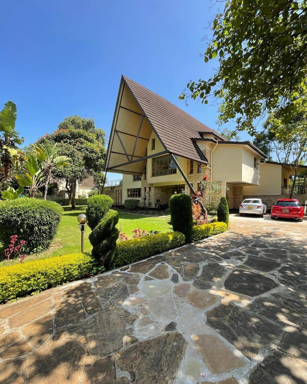 5-Bed Townhouse with Artificial Lake & Pool – Karen