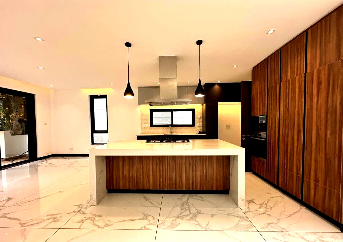 Luxury 4BR Townhouse with Garden