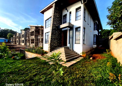 5BR Townhouse with Garden