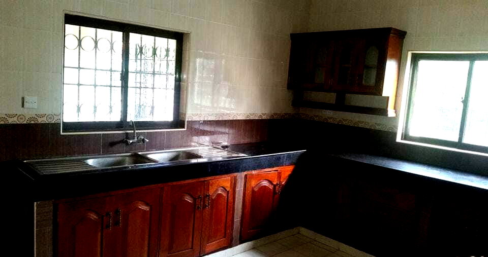 Half-Acre 4BR Maisonette with Borehole & Garden - Nyali