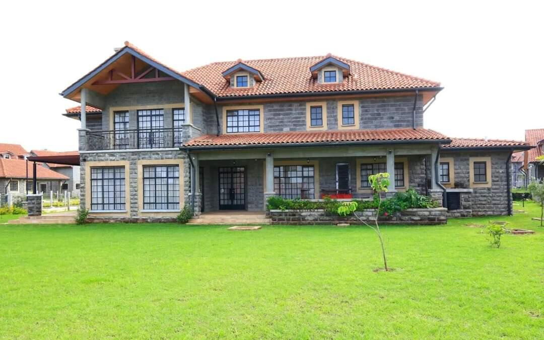 English Country Estate Townhouse with Clubhouse & Pool – Karen