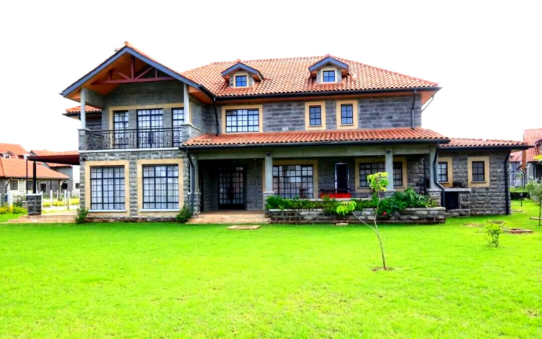 English Country Estate Townhouse with Clubhouse & Pool – Karen