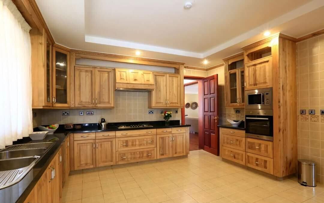 English Country Estate Townhouse with Clubhouse & Pool – Karen