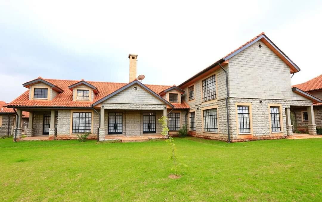 English Country Estate Townhouse with Clubhouse & Pool – Karen