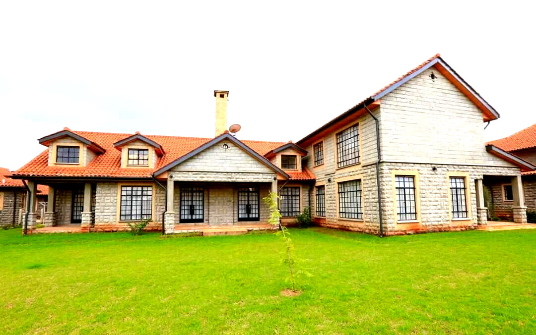English Country Estate Townhouse with Clubhouse & Pool – Karen