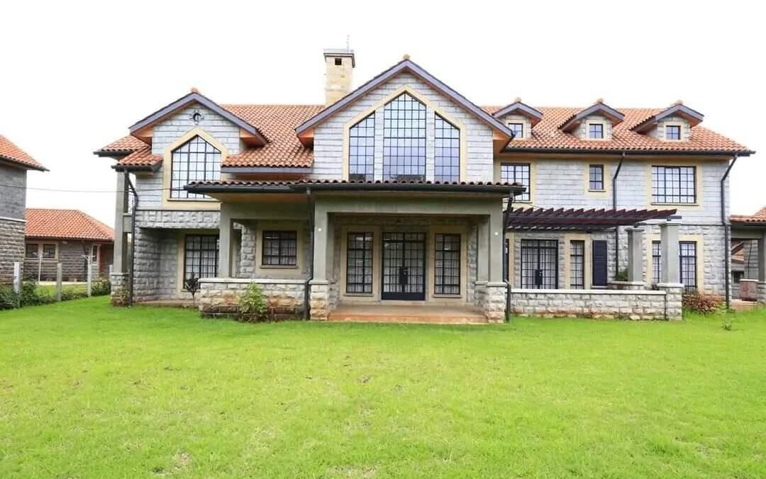 English Country Estate Townhouse with Clubhouse & Pool – Karen