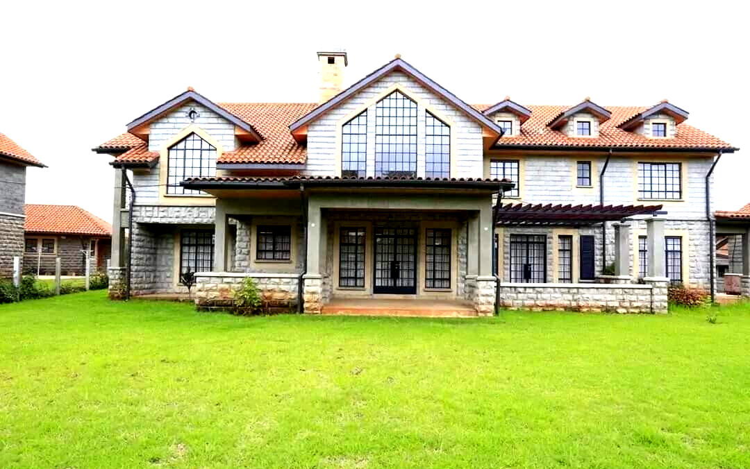 English Country Estate Townhouse with Clubhouse & Pool – Karen