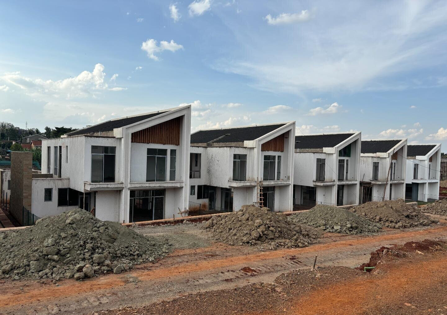 4BR Townhouse in Greenview Estate with Clubhouse & Pool - Runda