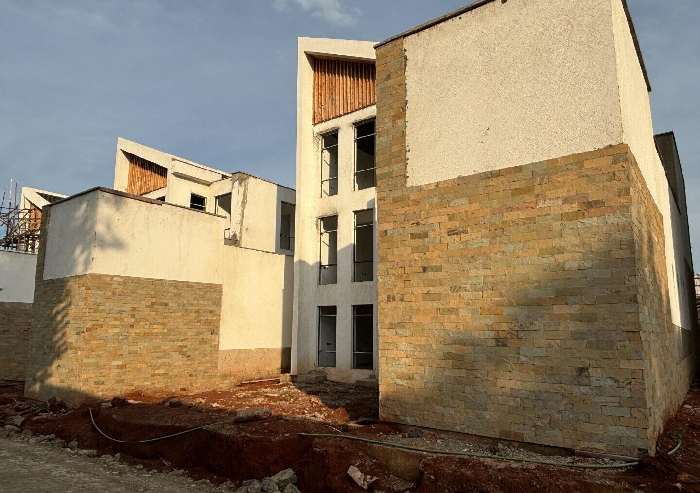 4BR Townhouse in Greenview Estate with Clubhouse & Pool - Runda