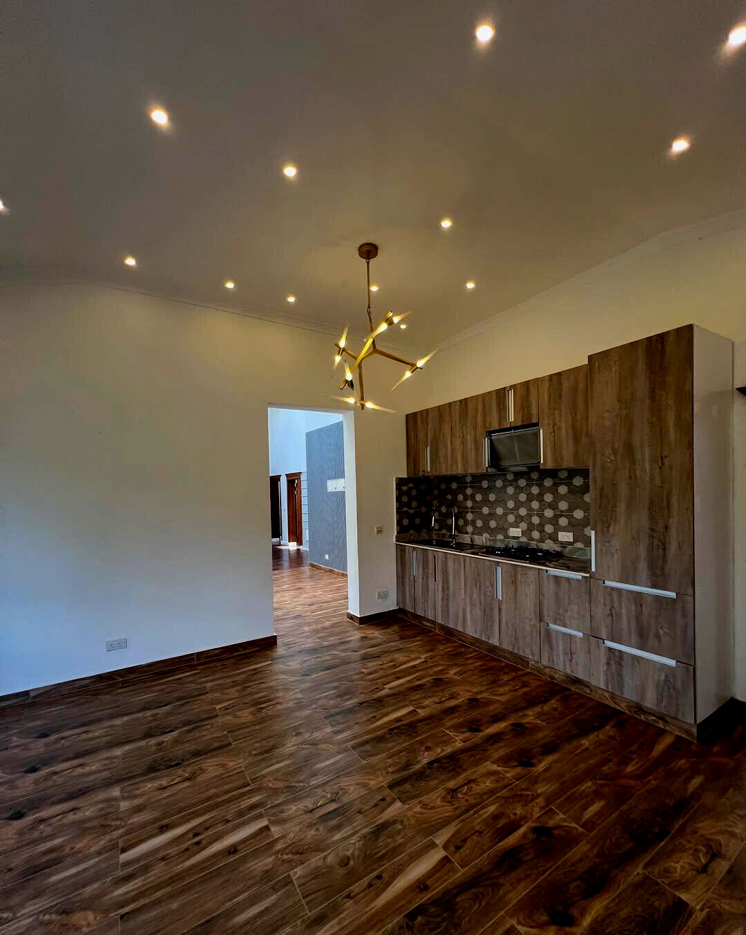 6BR Ambassadorial House with Parking