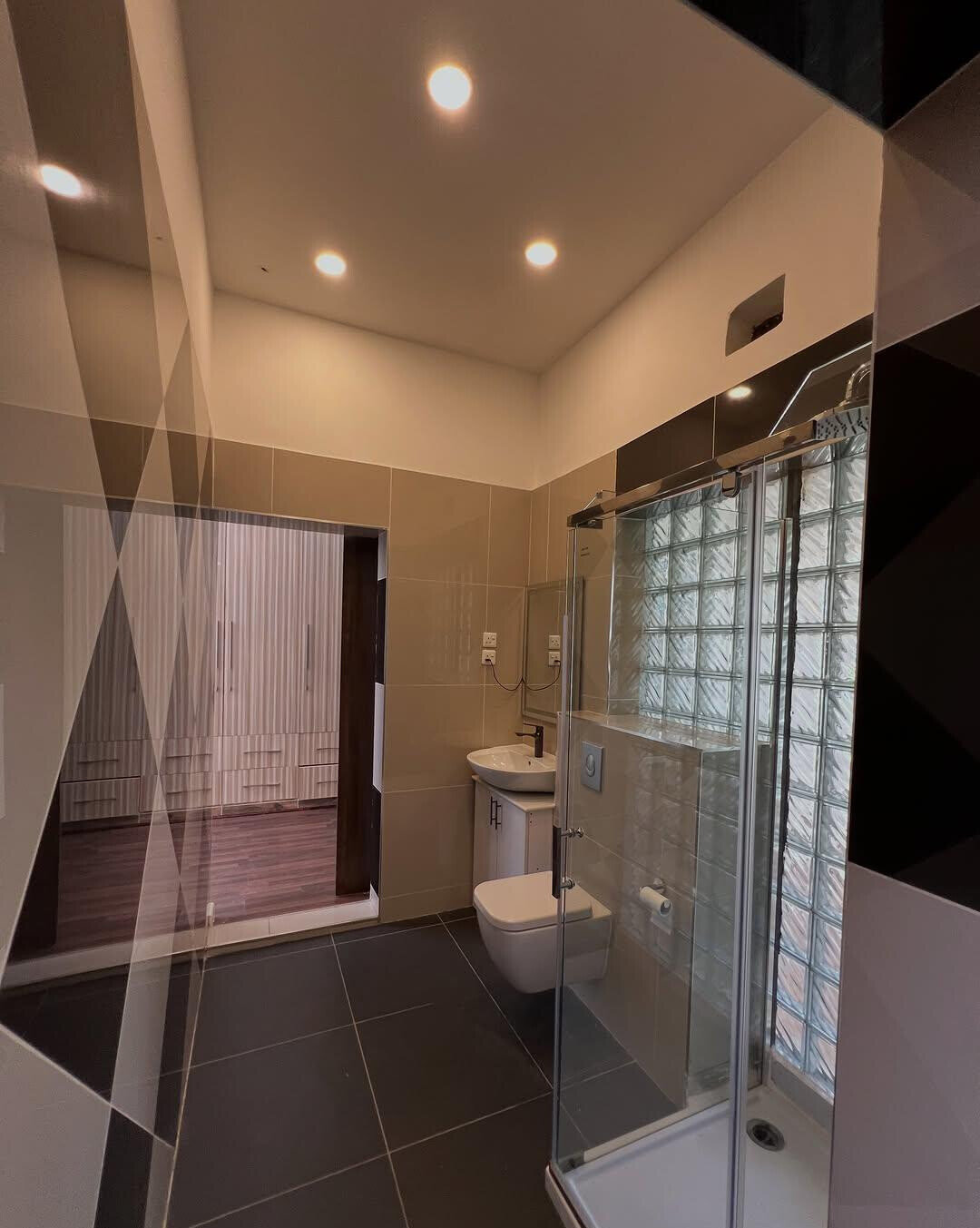 6BR Ambassadorial House with Parking