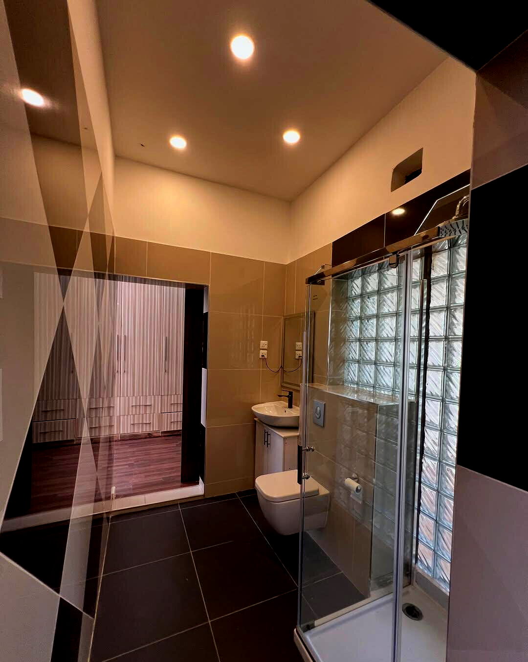 6BR Ambassadorial House with Parking