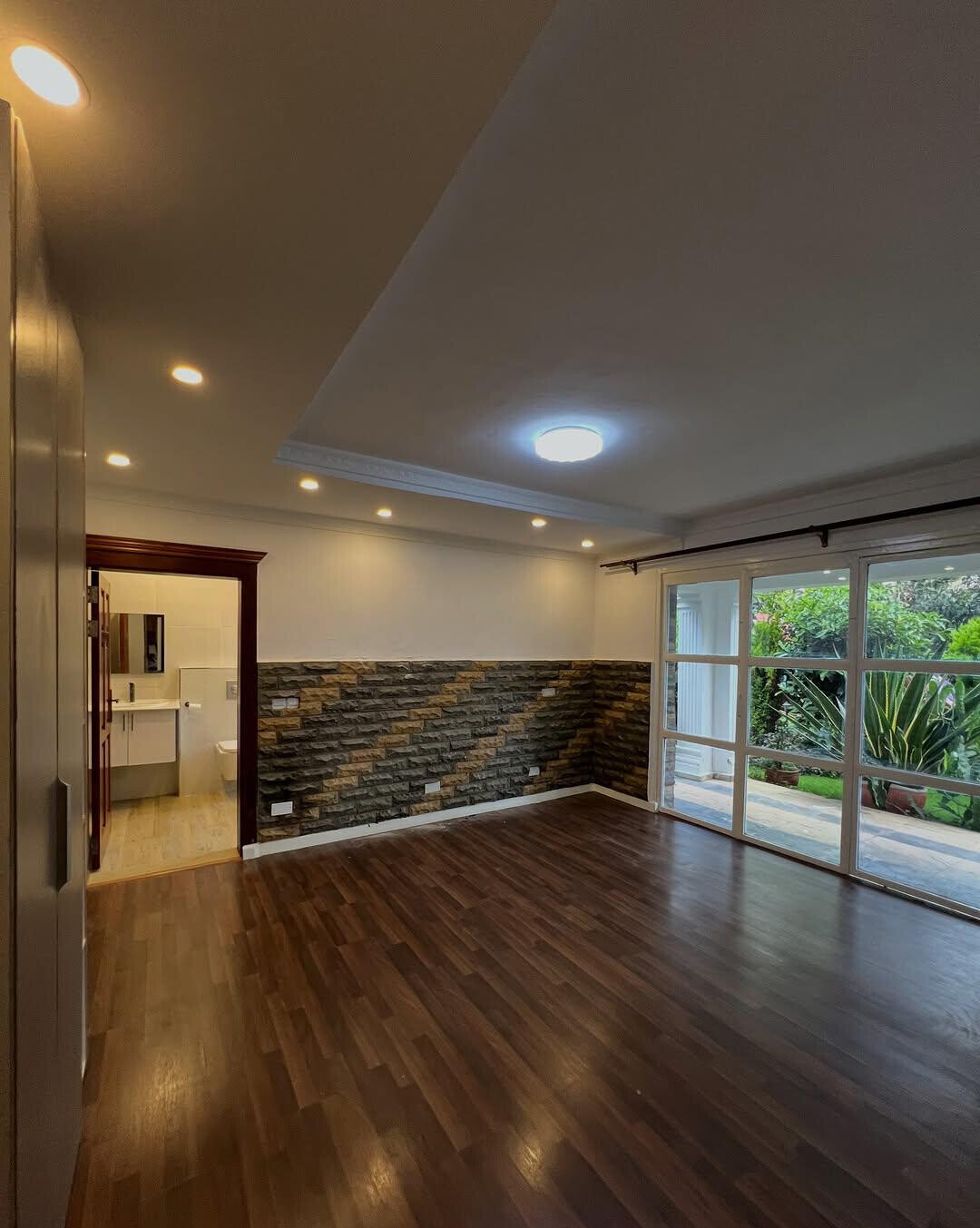 6BR Ambassadorial House with Parking
